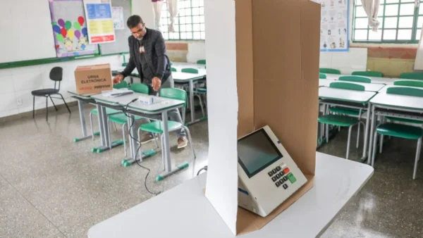 Eleições 2026: mais de 460 urnas eletrônicas são substituídas até as 10h no segundo turno