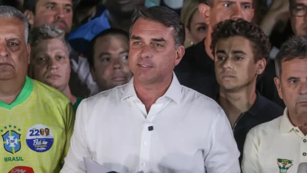 Flávio Bolsonaro chega aos Estados Unidos após viagem com escala no Equador