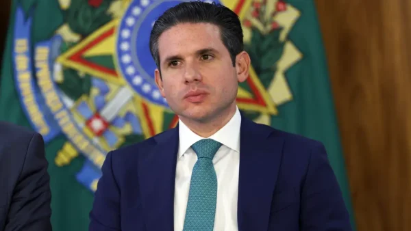 Hugo Motta articula mudança no sistema eleitoral e quer novas regras para campanhas nas redes