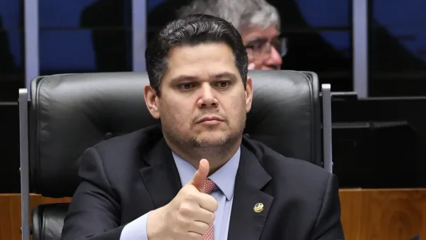 Alcolumbre marca votação da PEC da Segurança e reabre debate sobre maioridade penal