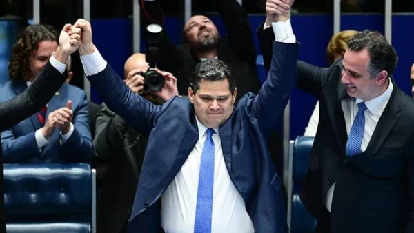 Alcolumbre articula perdão a Bolsonaro para buscar apoio da direita no Senado