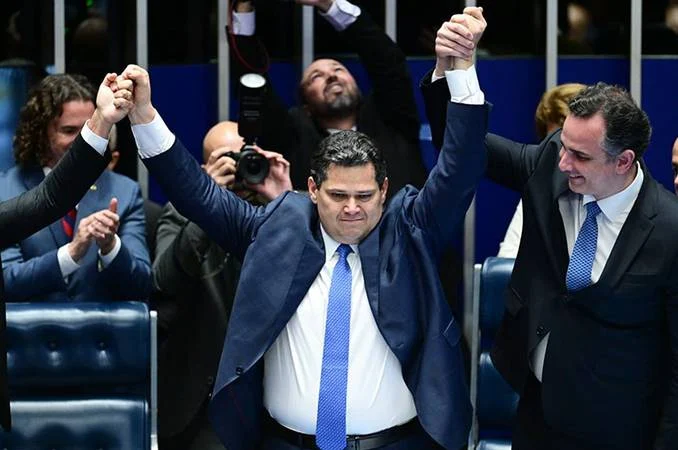 Alcolumbre articula perdão a Bolsonaro para buscar apoio da direita no Senado