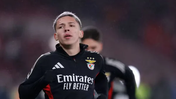 Prestianni é multado em € 1.020 por chutar painel de publicidade em jogo do Benfica
