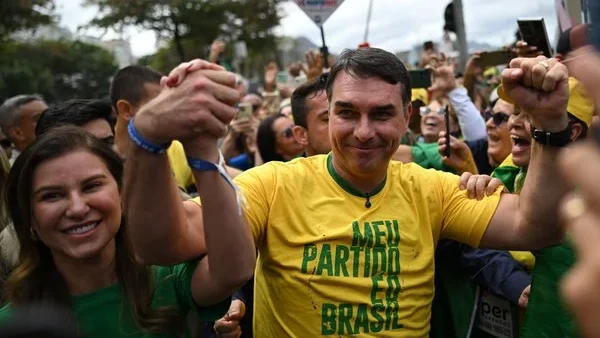 Flávio Bolsonaro supera Lula entre eleitores brasileiros nos Emirados Árabes no 2º turno