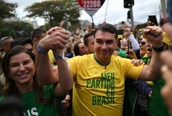 Flávio Bolsonaro supera Lula entre eleitores brasileiros nos Emirados Árabes no 2º turno