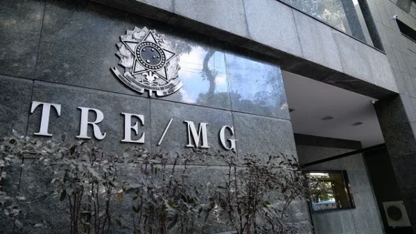 Minas Gerais registra seis casos de eleitores com celular na cabine de votação