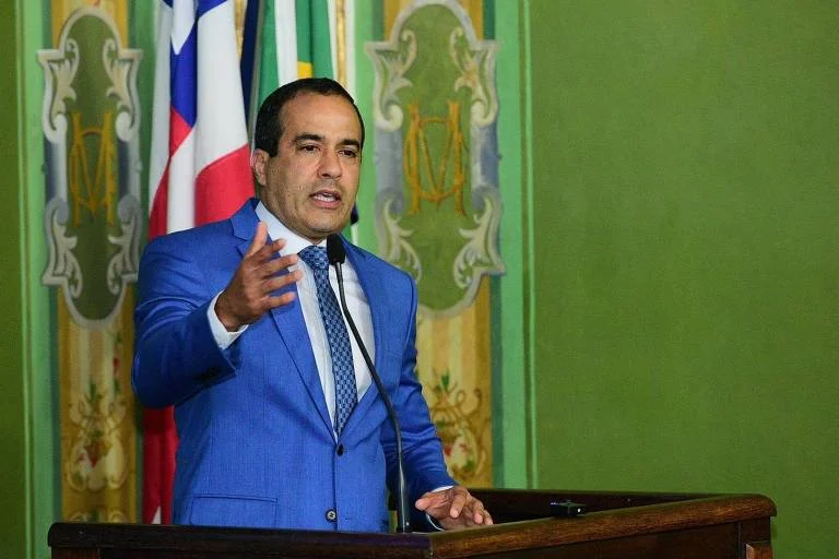 Prefeito de Salvador atribui atraso de ônibus à retirada de propaganda eleitoral