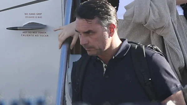 Wall Street Journal acusa governo Lula de perseguição política a Flávio Bolsonaro