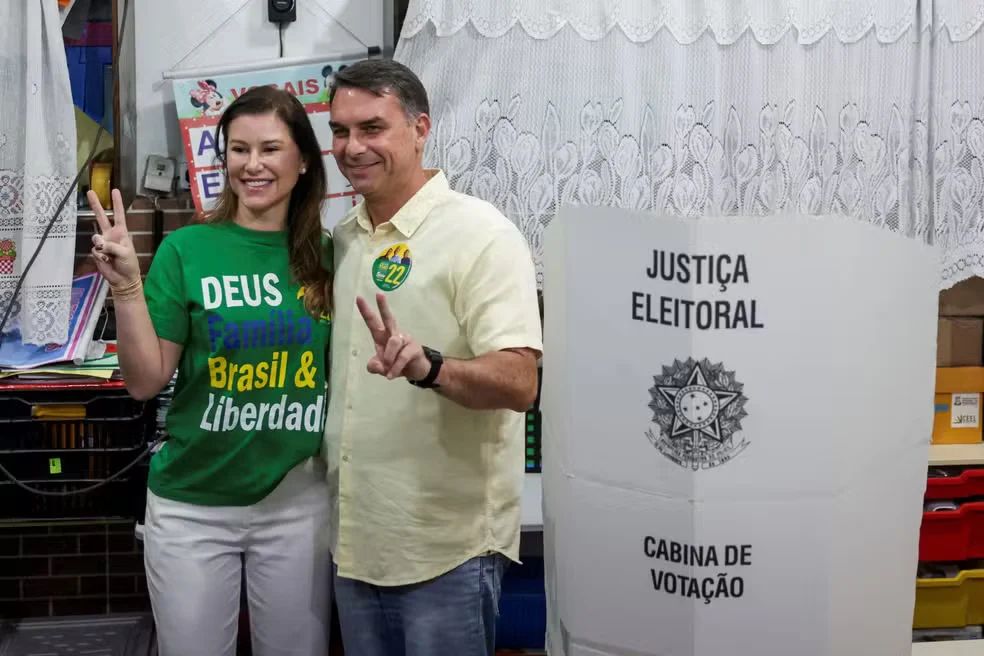 Flávio Bolsonaro vota no Rio de Janeiro neste domingo de segundo turno das eleições