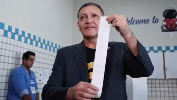 Presidente do TSE prevê resultado das eleições até 21h e diz que votação está normal