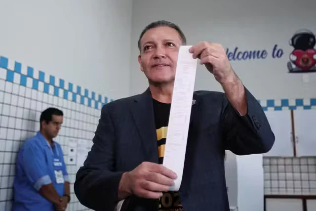 Presidente do TSE prevê resultado das eleições até 21h e diz que votação está normal