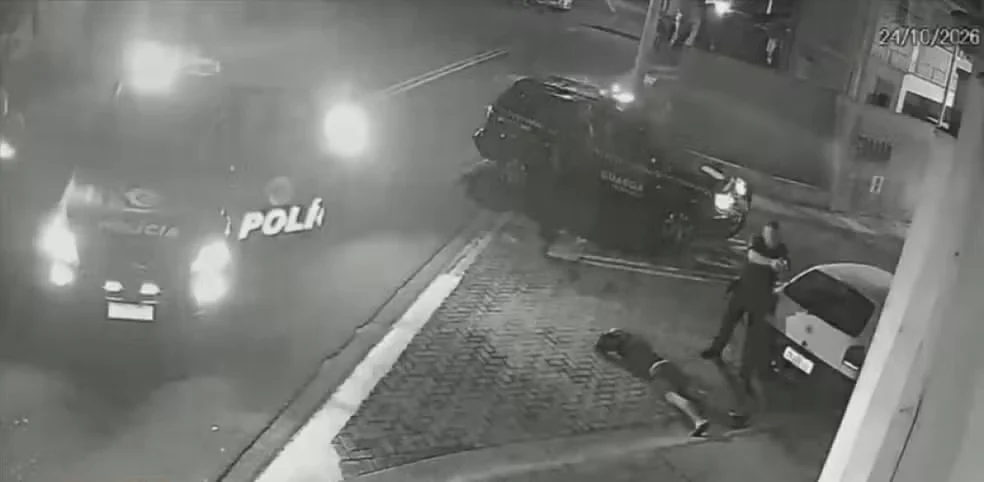 Carro invade residência durante fuga de motorista sem habilitação em Hortolândia