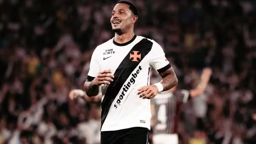 David, do Vasco, entrega passaporte à polícia após denúncia por ligação com tráfico