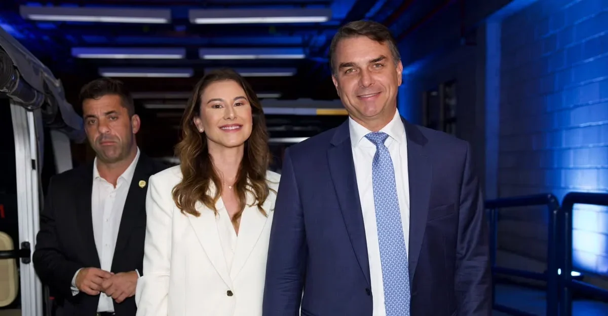 Flávio Bolsonaro chega à Globo para último debate com Lula antes do 2º turno
