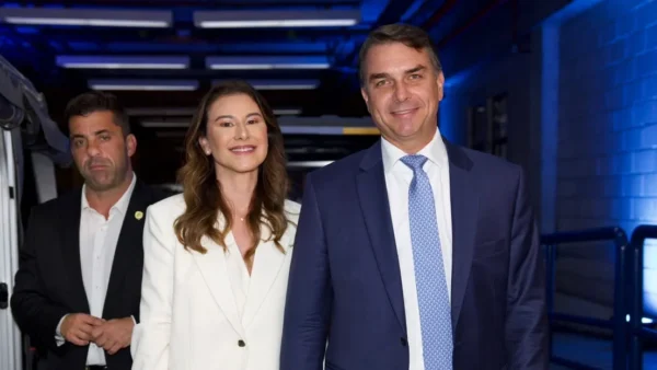 Flávio Bolsonaro chega à Globo para último debate com Lula antes do 2º turno