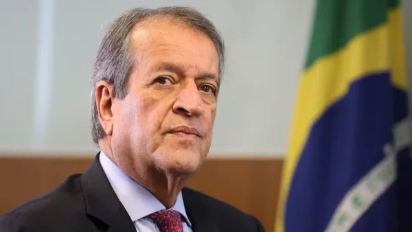 Bolsonaro não sabia do plano de Flávio de fugir do Brasil, diz Valdemar