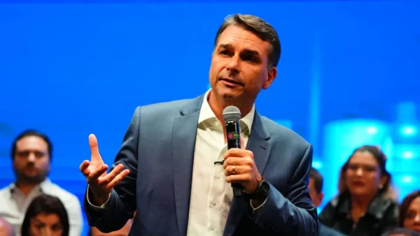 Campanha de Flávio Bolsonaro pede votação até as 19h em municípios de SP, PR e SC