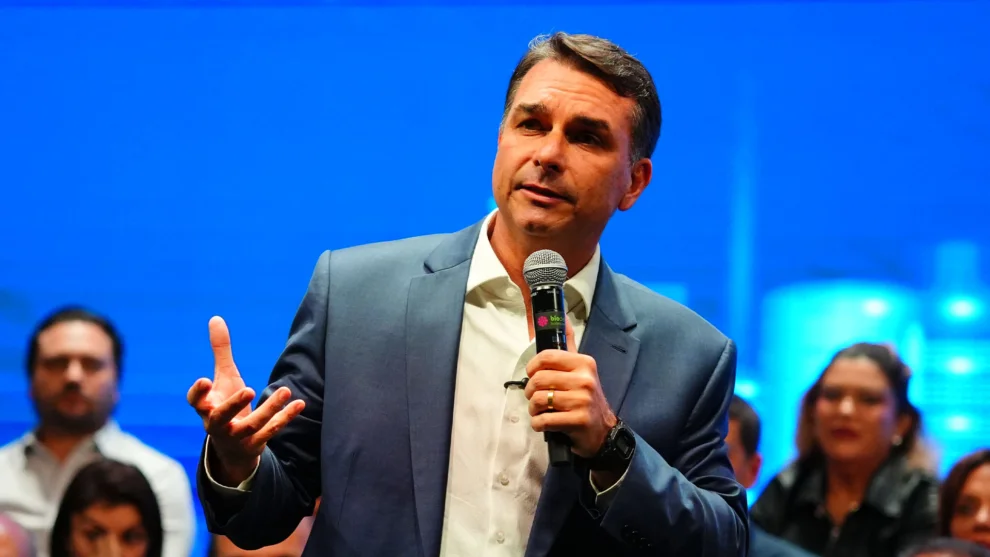 Campanha de Flávio Bolsonaro pede votação até as 19h em municípios de SP, PR e SC