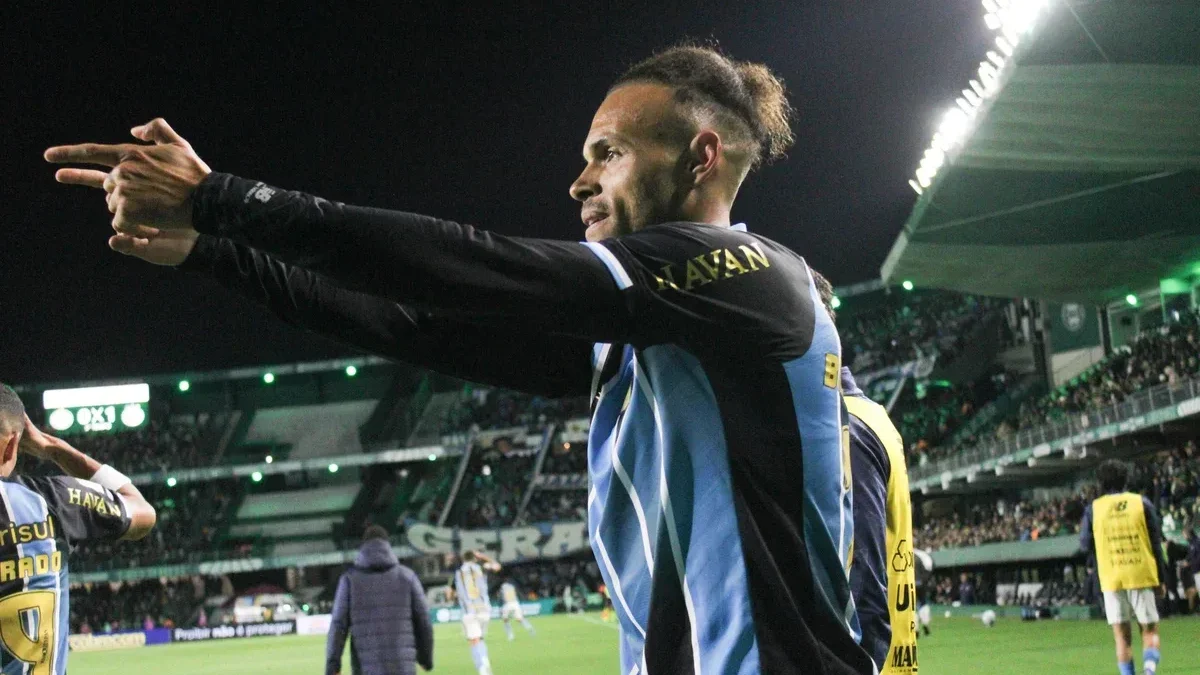 Braithwaite marca no fim, Grêmio vence o Coritiba e respira na luta contra o rebaixamento