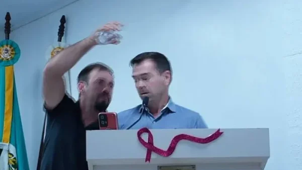 Socos e até água na cara: entenda confusão entre vereadores em sessão no RS
