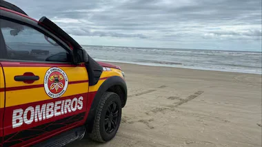 Turista alemã de 30 anos morre afogada em praia de Florianópolis após resgate