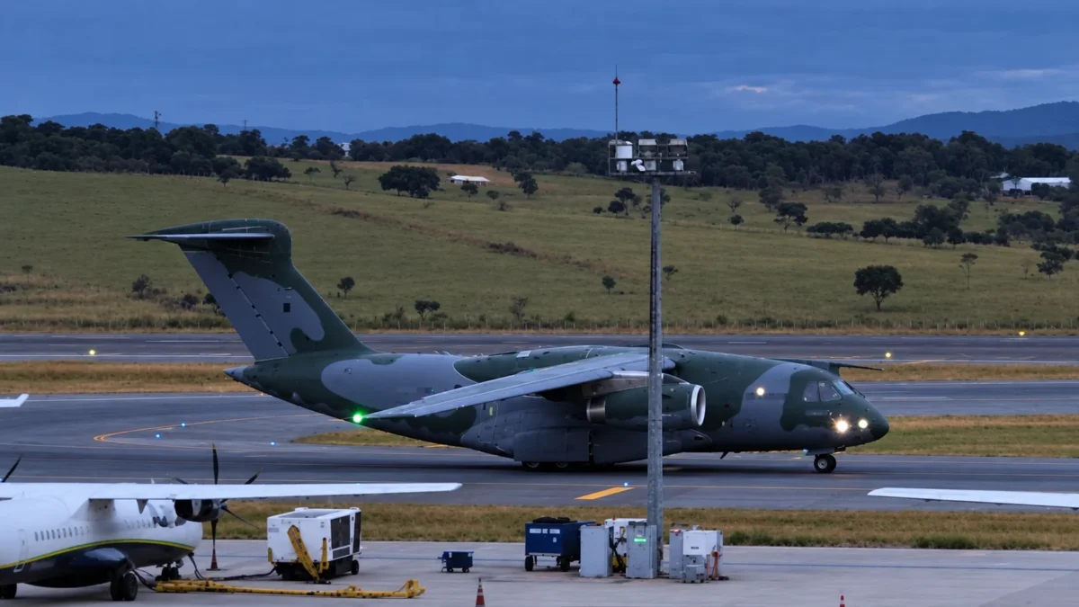 EUA deportam mais 73 brasileiros em voo que desembarcou no Aeroporto de Confins