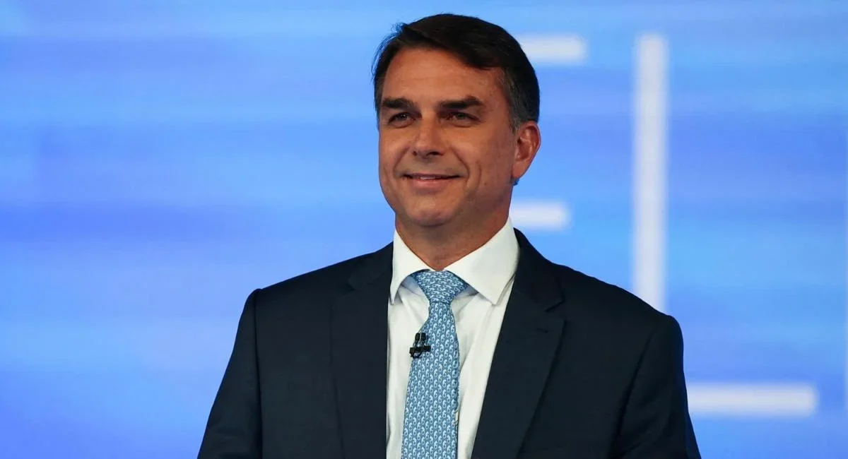 Flávio Bolsonaro recua e retira trecho em que se declarou presidente eleito; entenda