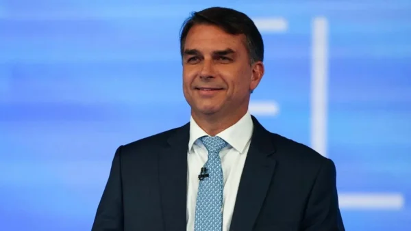 Flávio Bolsonaro recua e retira trecho em que se declarou presidente eleito; entenda