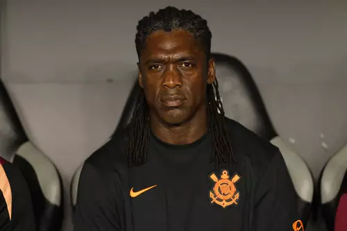Com Corinthians no Z-4, Seedorf descarta pensar em queda e rebate pressão por demissão