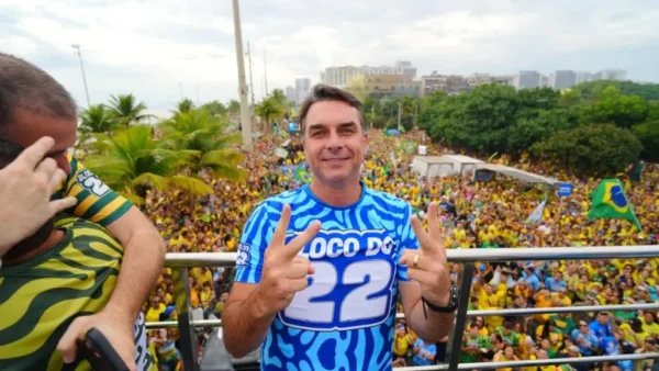 Flávio Bolsonaro chega à Barra da Tijuca e reúne apoiadores antes do segundo turno