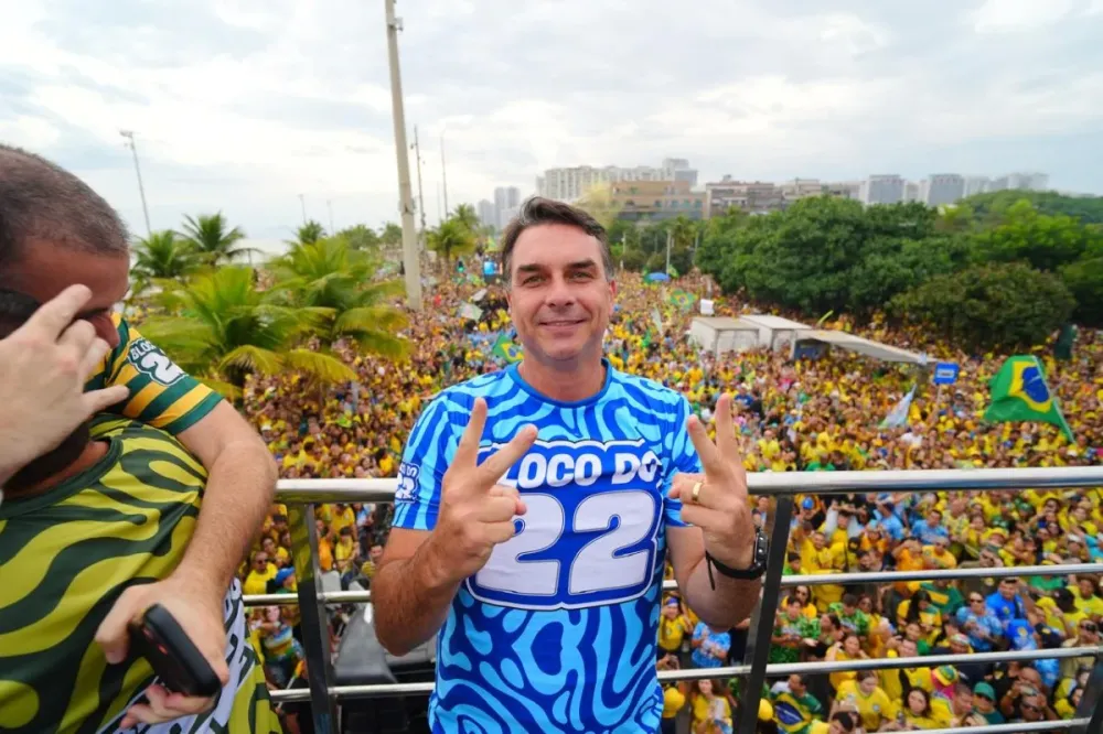Flávio Bolsonaro chega à Barra da Tijuca e reúne apoiadores antes do segundo turno