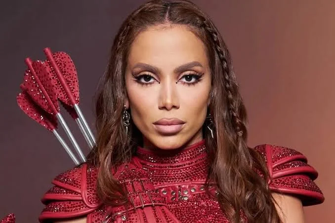 Anitta debocha de Flávio Bolsonaro após carta sobre eleições de 2026