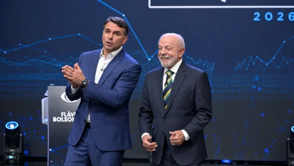 Flávio Bolsonaro supera Lula na votação da Papudinha, no DF