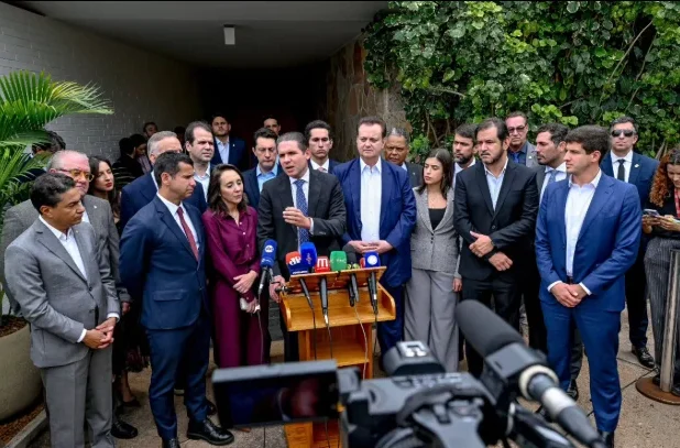 Hugo Motta e Centrão articulam voto distrital misto para mudar eleições no Brasil