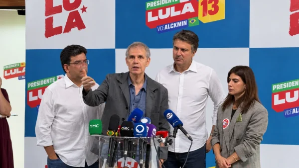 Camilo Santana acusa Flávio de não entregar sigilos e diz que Lula apresentou até cartão de Janja