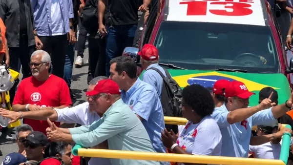 Lula chega a Copacabana e sobe no trio ao lado de Benedita da Silva, Eduardo Cavaliere e Eduardo Paes