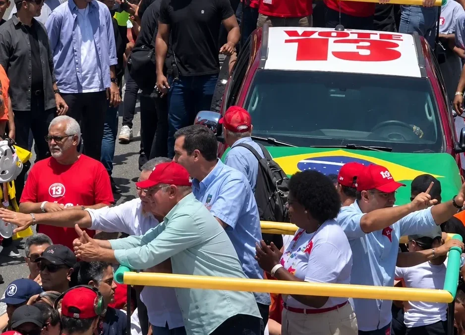 Lula chega a Copacabana e sobe no trio ao lado de Benedita da Silva, Eduardo Cavaliere e Eduardo Paes