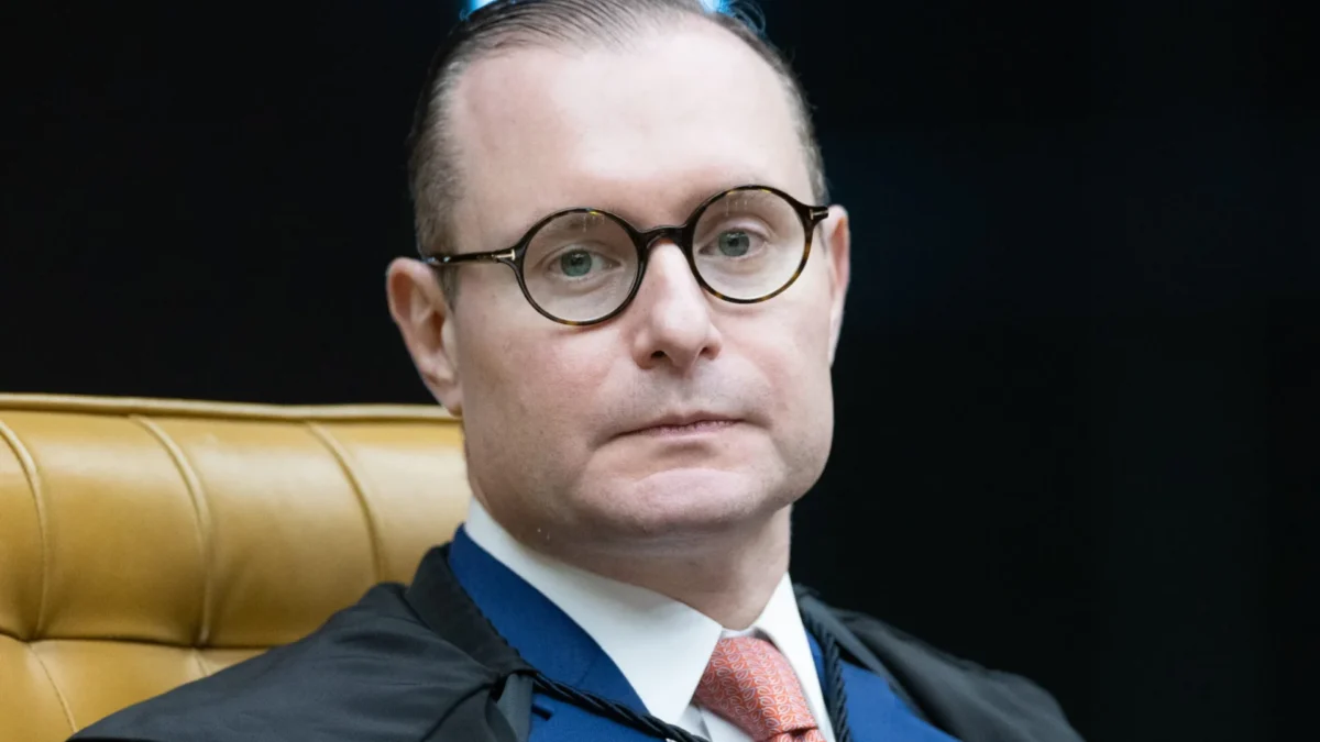 Após decisão de Zanin gerar mal-estar no TSE, apuração é retomada em todo o país