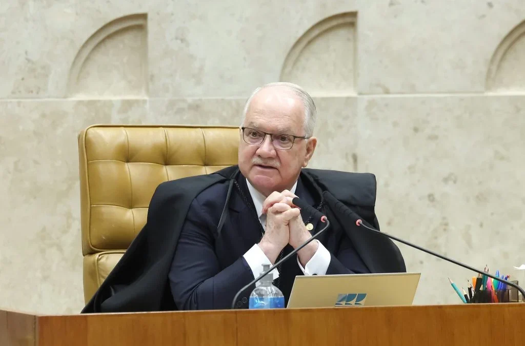 Fachin tenta conter crise no STF, mas decisão sobre INSS desagrada aliados de Moraes