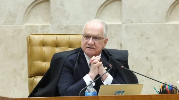Fachin tenta conter crise no STF, mas decisão sobre INSS desagrada aliados de Moraes