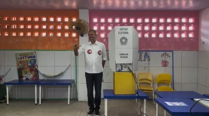 Elmano de Freitas vota no Ceará, declara apoio a Lula e destaca a democracia no país