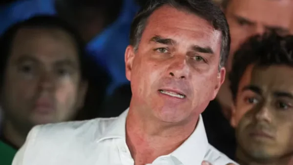 Flávio Bolsonaro chegou aos EUA em segurança, afirma aliado de Donald Trump