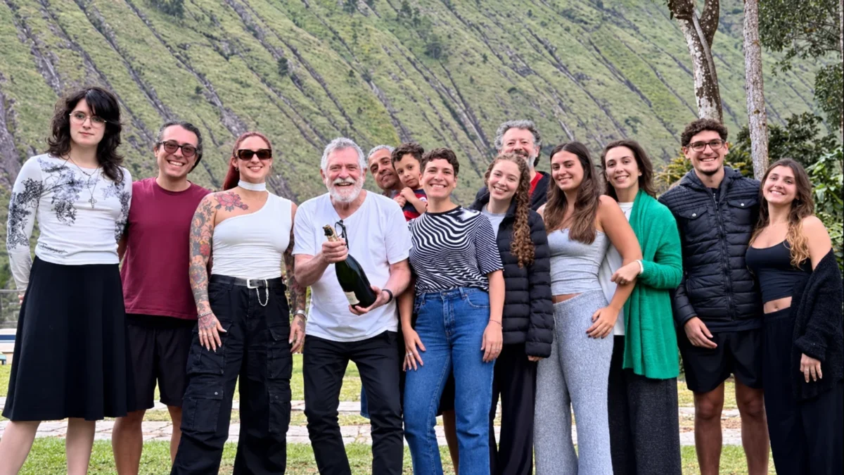 José de Abreu reúne esposa, filhos e netos em foto rara de família