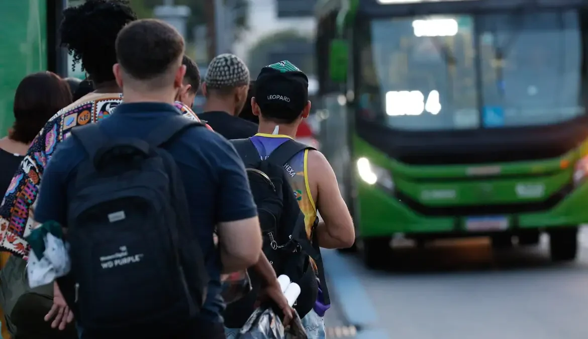 TRE-BA manda prender secretário por bloquear ônibus no 2º turno