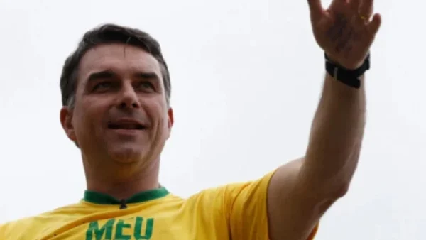 Após pedido do PSOL, Flávio Bolsonaro pode perder mandato no Senado; entenda