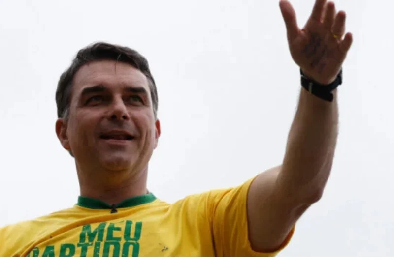 Após pedido do PSOL, Flávio Bolsonaro pode perder mandato no Senado; entenda