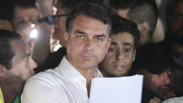 Centrão contraria Flávio Bolsonaro e reconhece vitória de Lula nas eleições