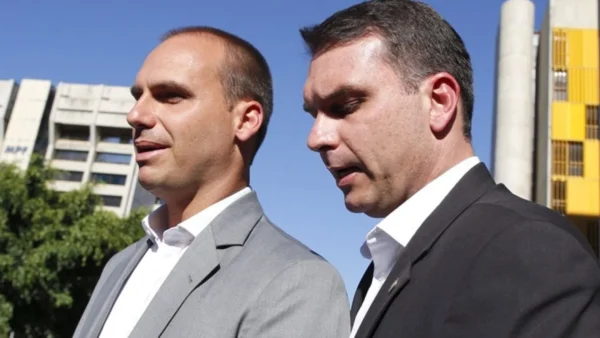 Flávio Bolsonaro chega aos EUA e se reúne com irmão Eduardo na Flórida