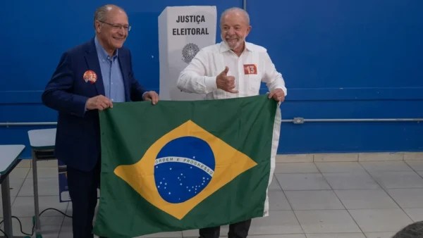 Lula vota em São Bernardo do Campo e acompanha apuração do segundo turno em SP