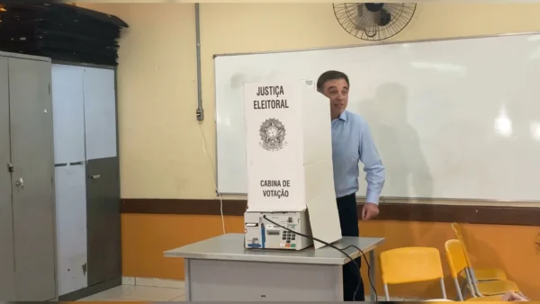 André Mendonça vota sob aplausos no DF e destaca importância do segundo turno